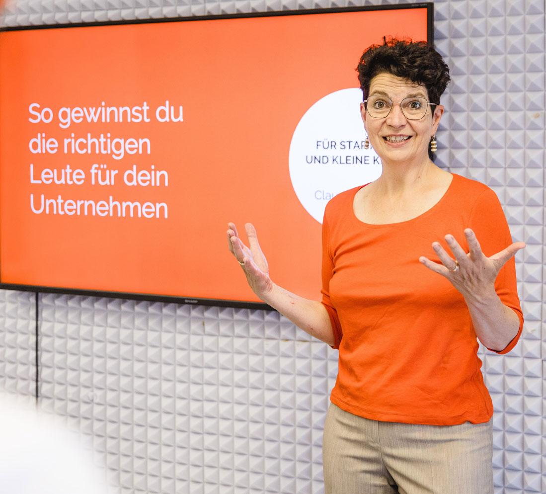 Mitarbeiter gewinnen mit dem kostenlosen Fahrplan von Dr. Claudia Hümpel.